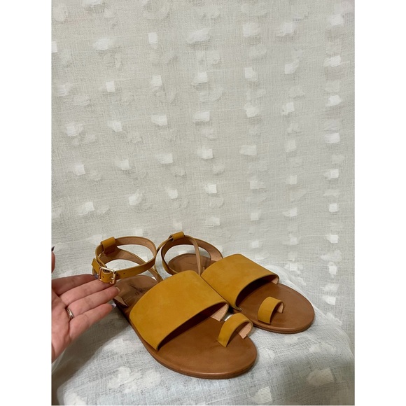 ✨Like New✨ Universal Thread Sandals - Picture 3 of 4